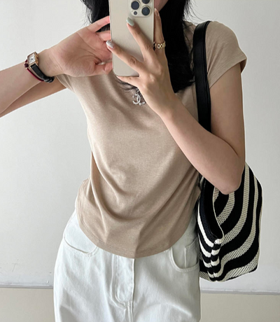 A slimming and cooling T-shirt that flatters the waist shape Tracymade 4（S） khaki